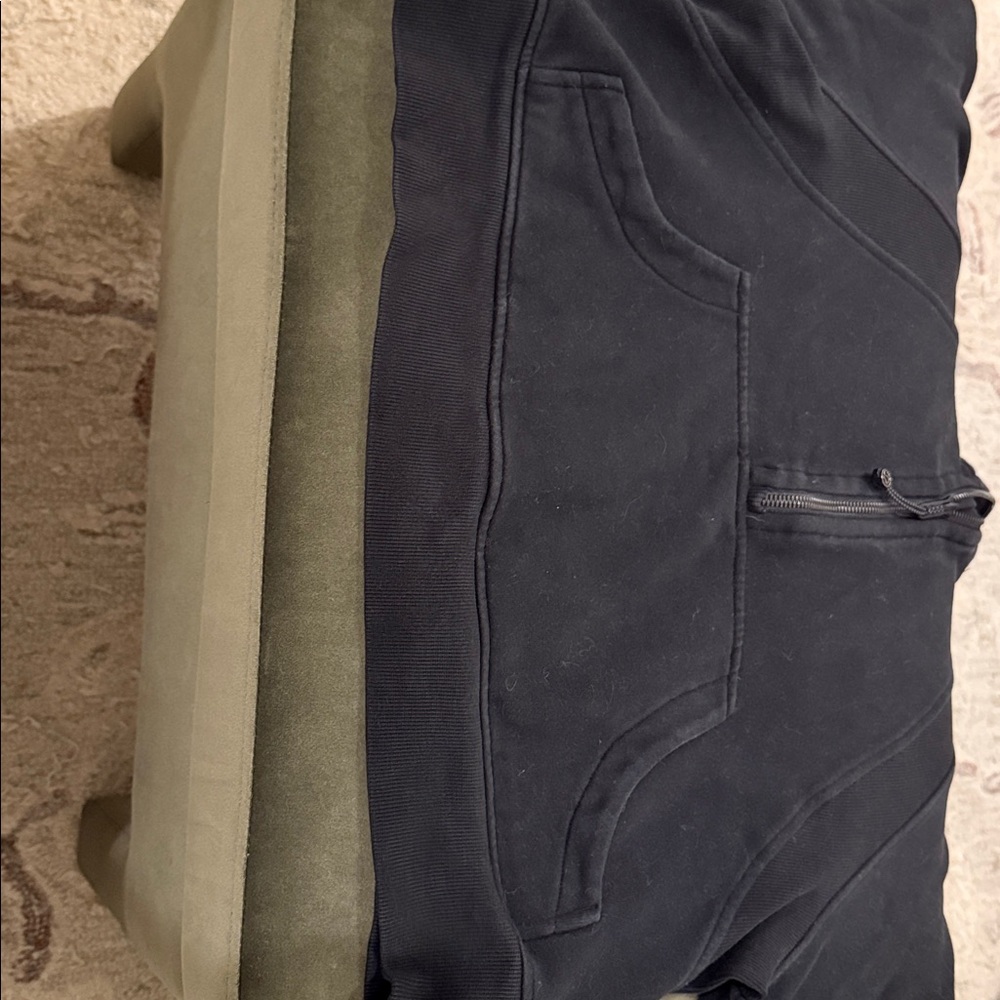 Black Lululemon cropped half-zip - Picture 3 of 4